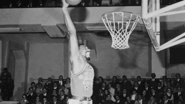 Chamberlain al Palalido di Milano con gli Harlem Globetrotters